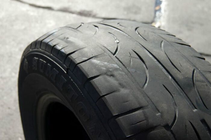 Pahami Penyebab Ban Mobil Anda Habis Tidak Rata
