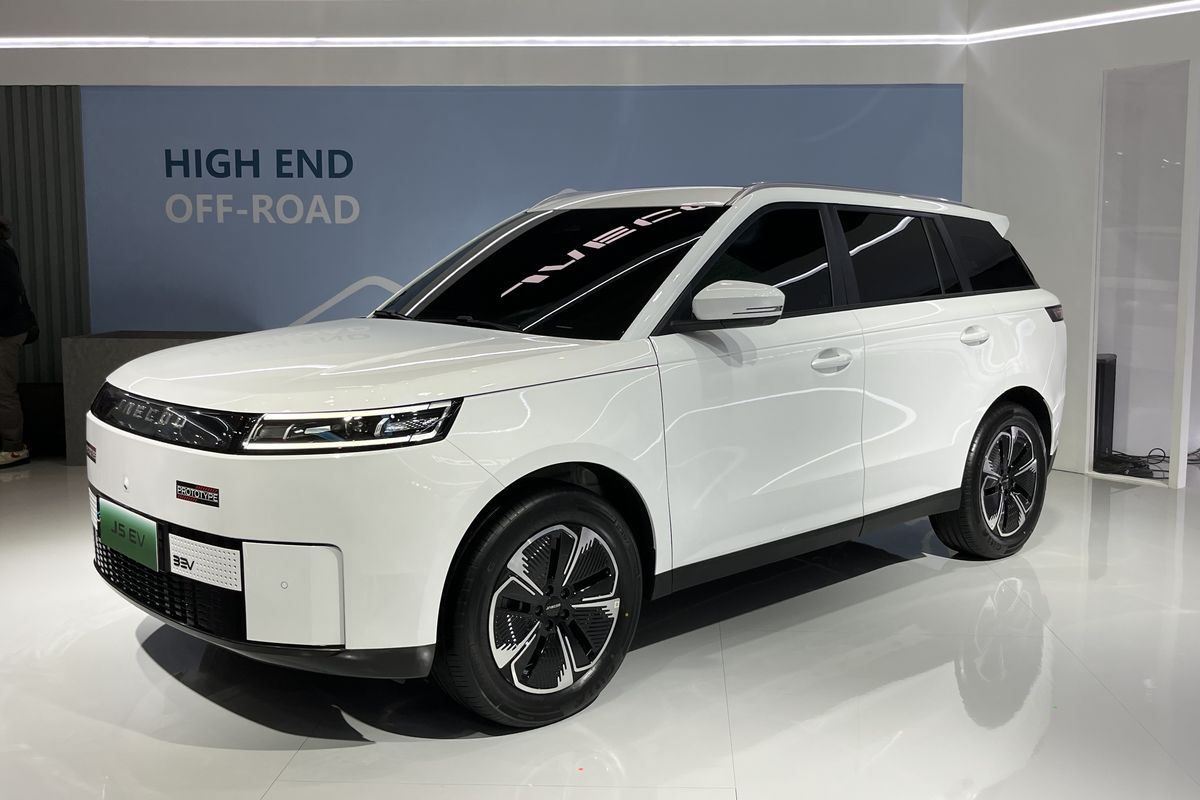 Ban Mobil Listrik Jaecoo J5