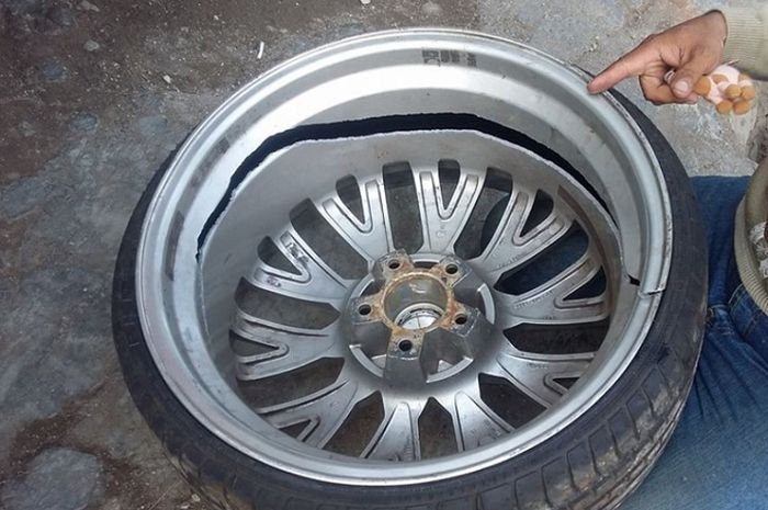 Velg mobil pecah