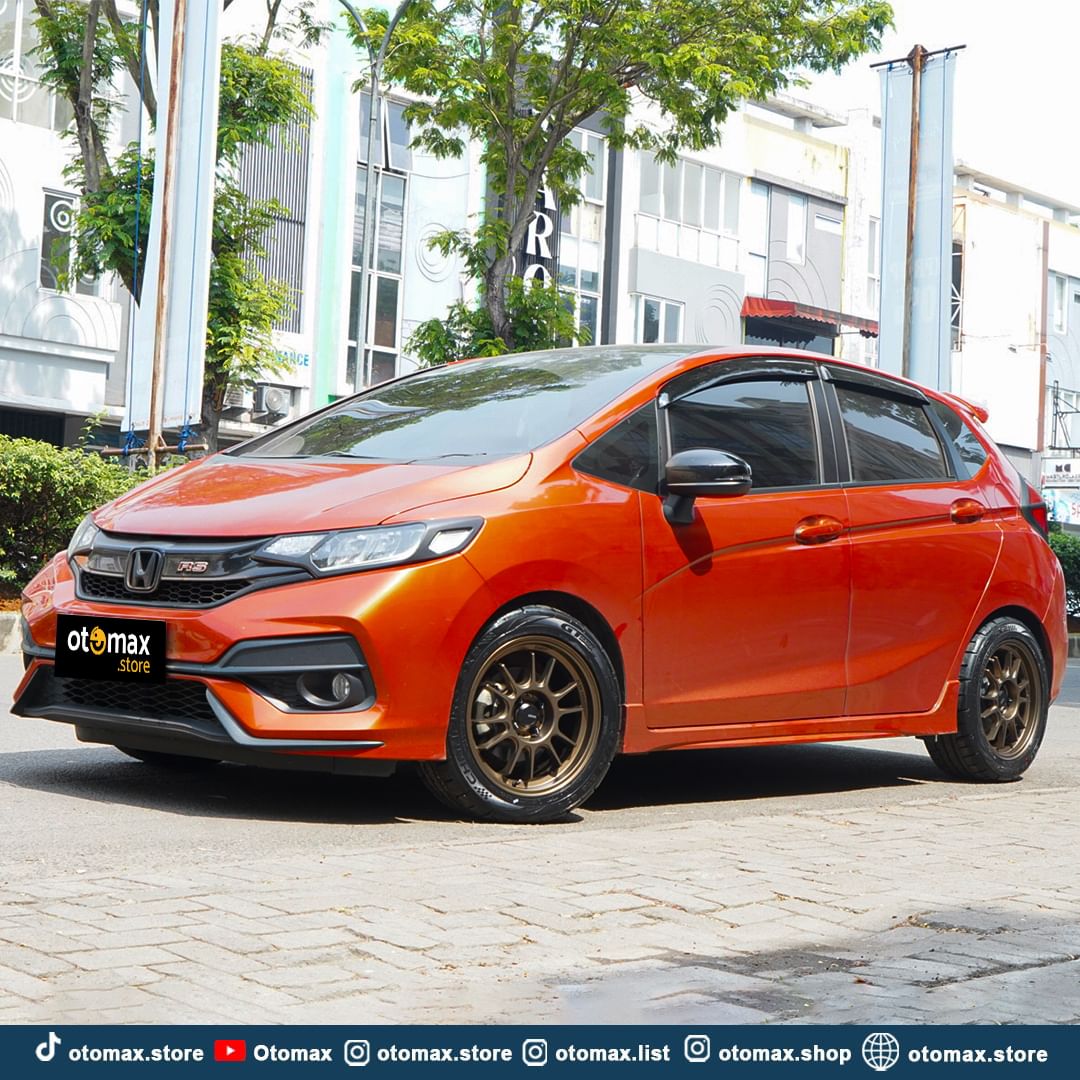 Mengubah Mobil Honda Jazz Anda Menjadi Tampil Maco di Jalanan dengan Velg Keren