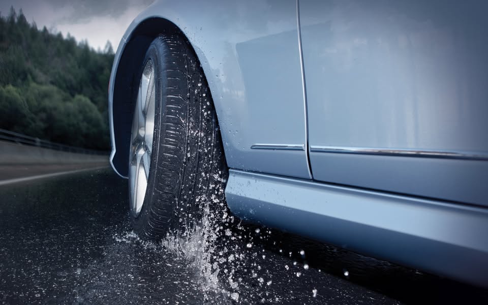 Tips Memilih Ban Mobil yang Aman Pada Saat Musim Hujan