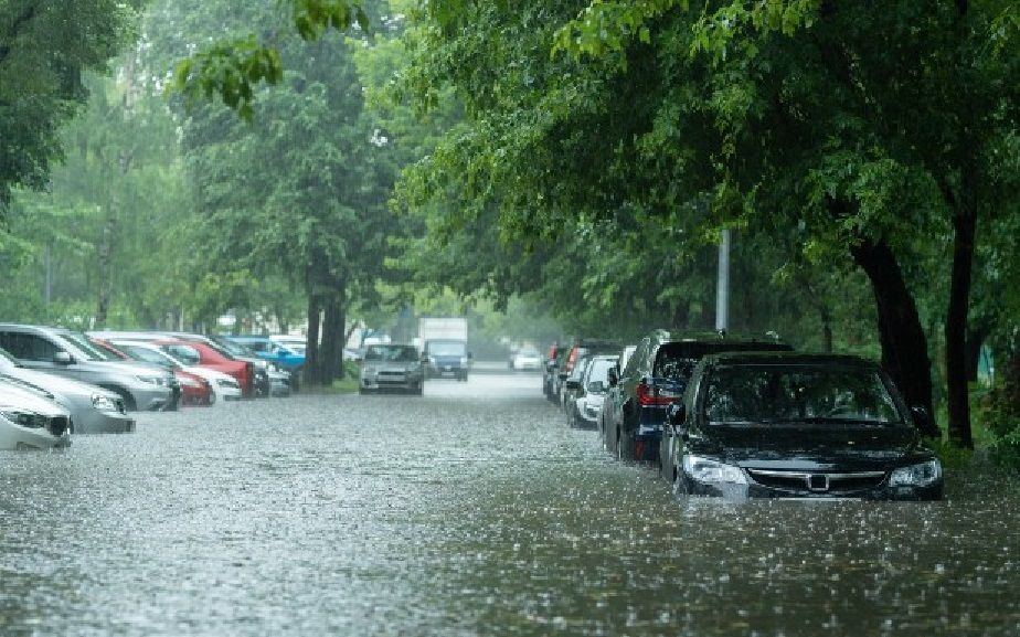 Mobil Kena Banjir? Begini Cara Mencegah Kerusakan Lebih Parah