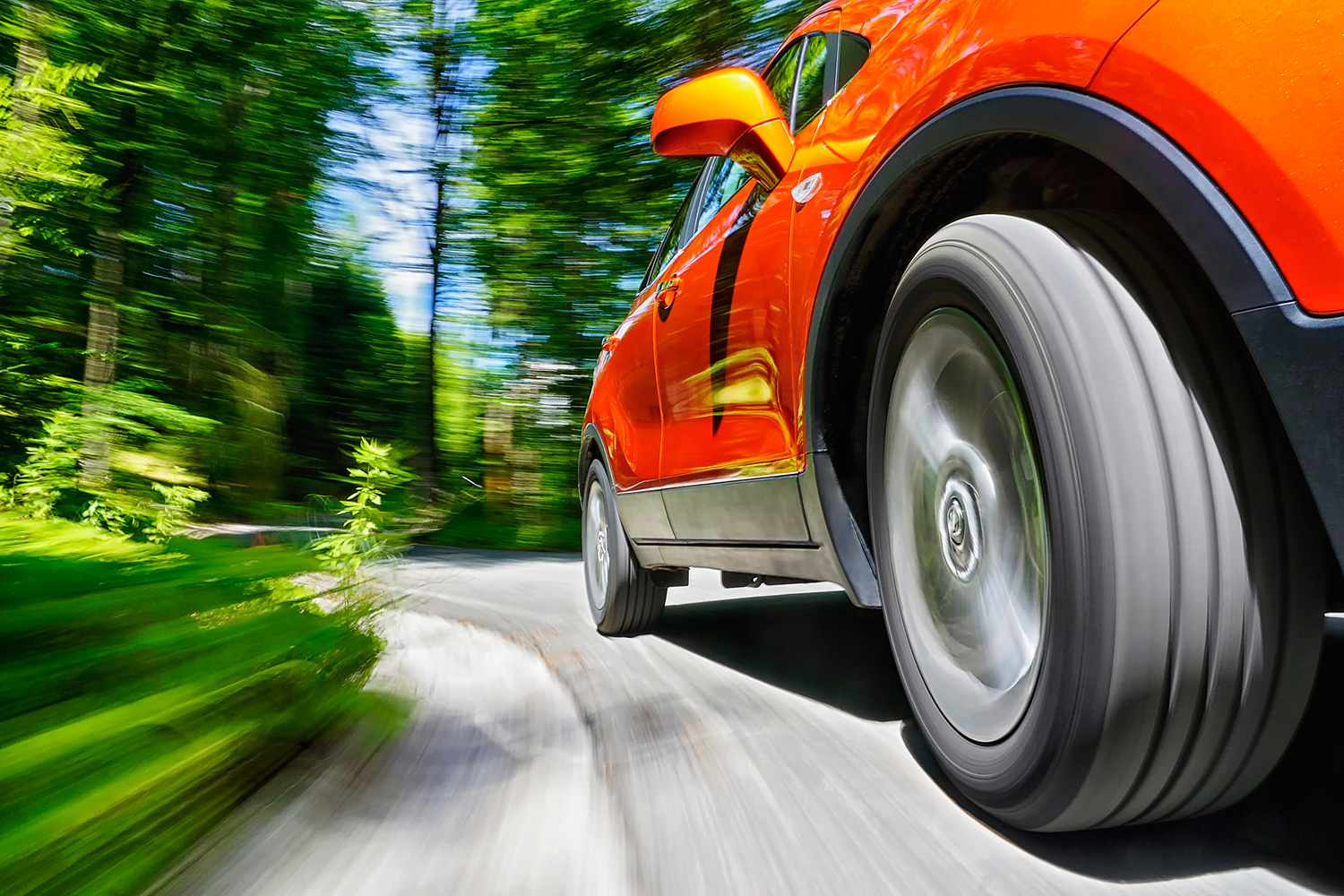 Penyebab Ban Mobil Mengeluarkan Suara Kasar Saat Jalan