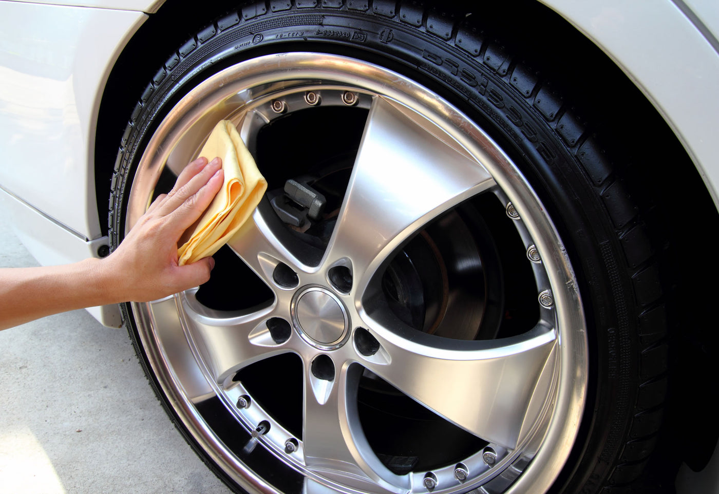 Tips Merawat Velg Mobil Agar Tetap Bersih dan Terawat