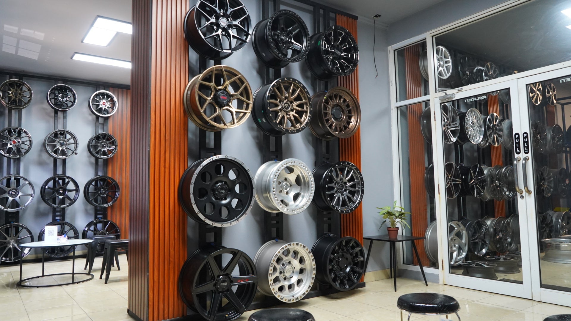 velg  mobil variasi