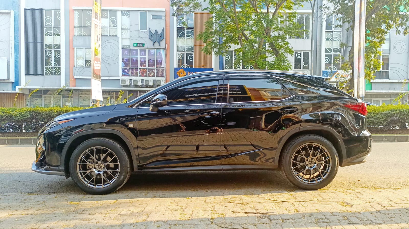 Gaya Premium Lexus RX dengan Sentuhan Velg Volk Rays Ring 20 Original