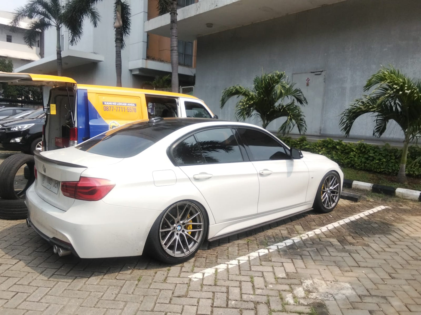 Toko Ban Mobil Panggilan Harmoni, Ganti Ban Mobil Langsung di Lokasi