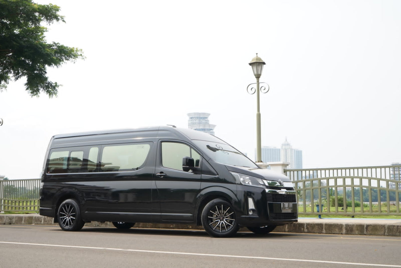 Mobil Toyota Hiace Berpenampilan Baru dengan Modifikasi Velg Terkini