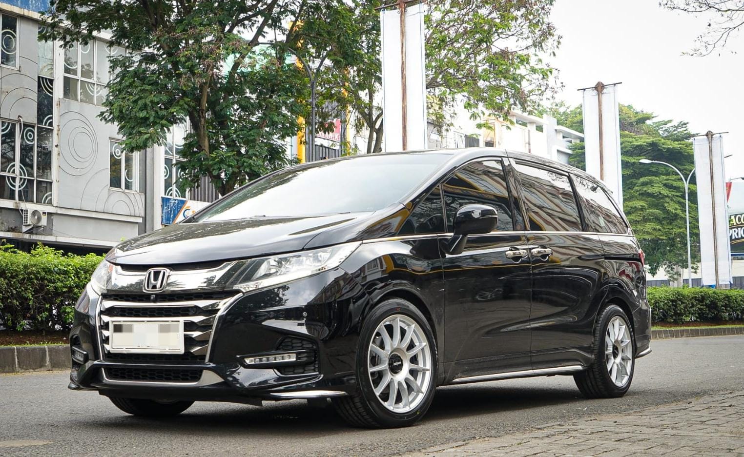 Perpaduan Nyaman dan Stylish Honda Odyssey Menggunakan Rotiform DTM Ring 18