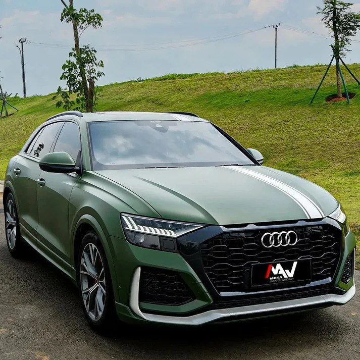 Audi sedan berbalut wrapping sticker mobil warna hijau matte dengan aksen garis putih pada kap dan atap kendaraan