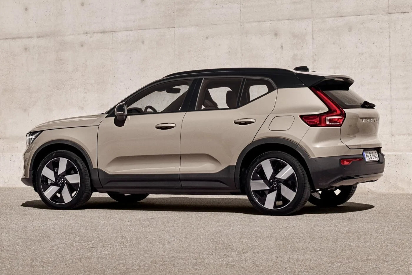 Volvo EX40, Pirelli P Zero PZ4 Elect, ban OEM premium, ban mobil listrik terbaik, ban mobil SUV listrik, ban premium untuk Volvo