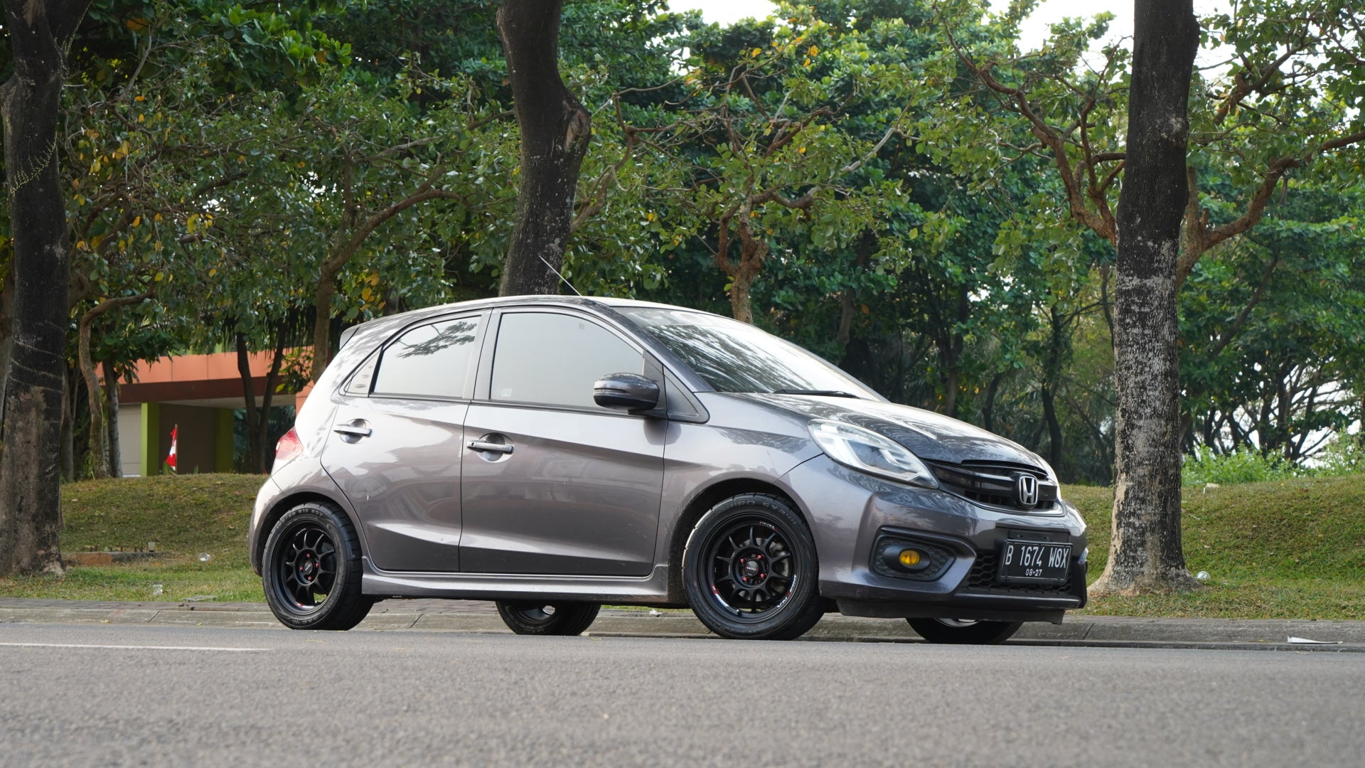Tampilan Sporty Honda Brio dengan Velg Torsion TR07 15 Inci – Otomax Store  : Jual Velg Mobil & Ban Mobil Original Murah