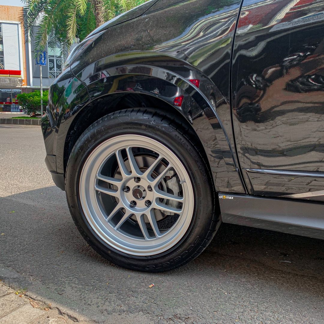 Modifikasi Mobil Rush dengan Velg Enkei RPF1 A144 dan Ban Accelera ...