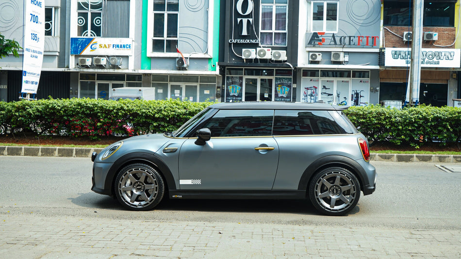 Mini Cooper dengan Velg Rotiform KB1 dan Ban Accelera Phi 225/35 R19 | Otomax Store