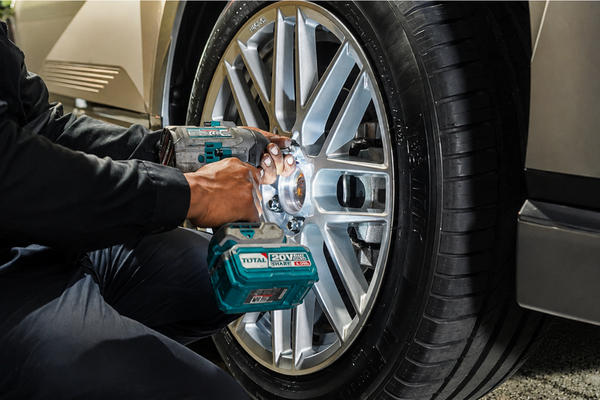 Teknisi Otomax Garage Bekerja Presisi